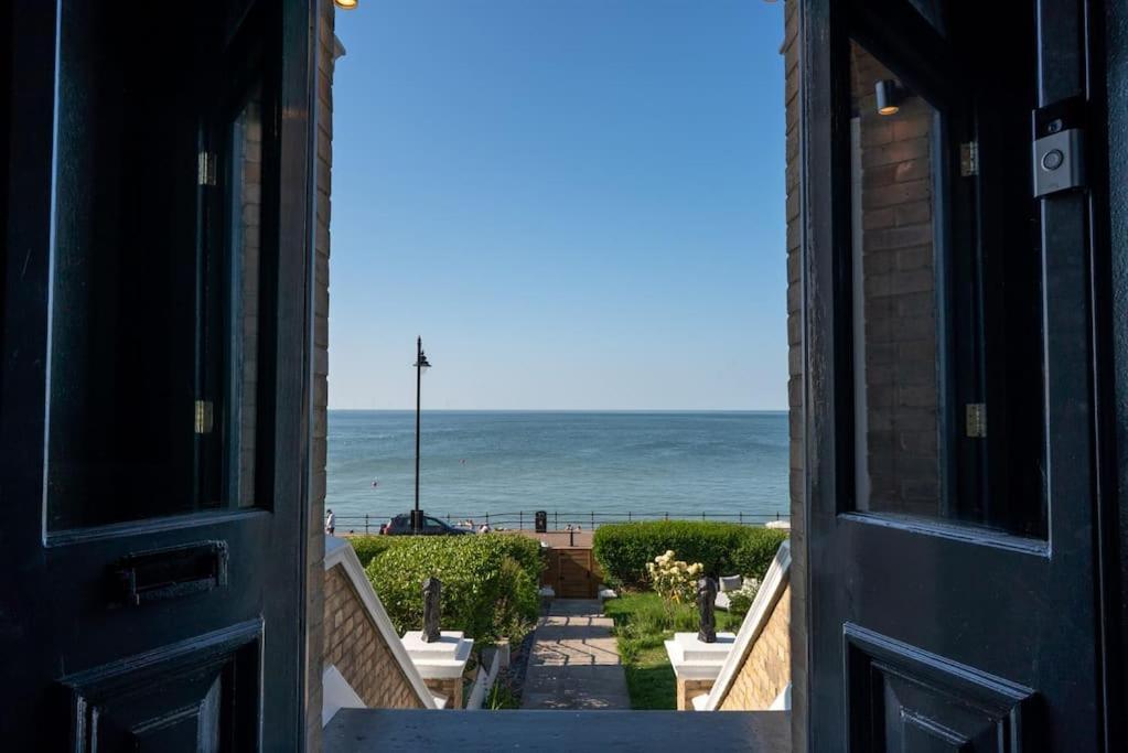 Stylish Beachfront Apartment, Sweeping Ocean Views And Luxury Touches Херн-Бей Экстерьер фото