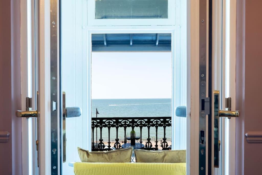 Stylish Beachfront Apartment, Sweeping Ocean Views And Luxury Touches Херн-Бей Экстерьер фото
