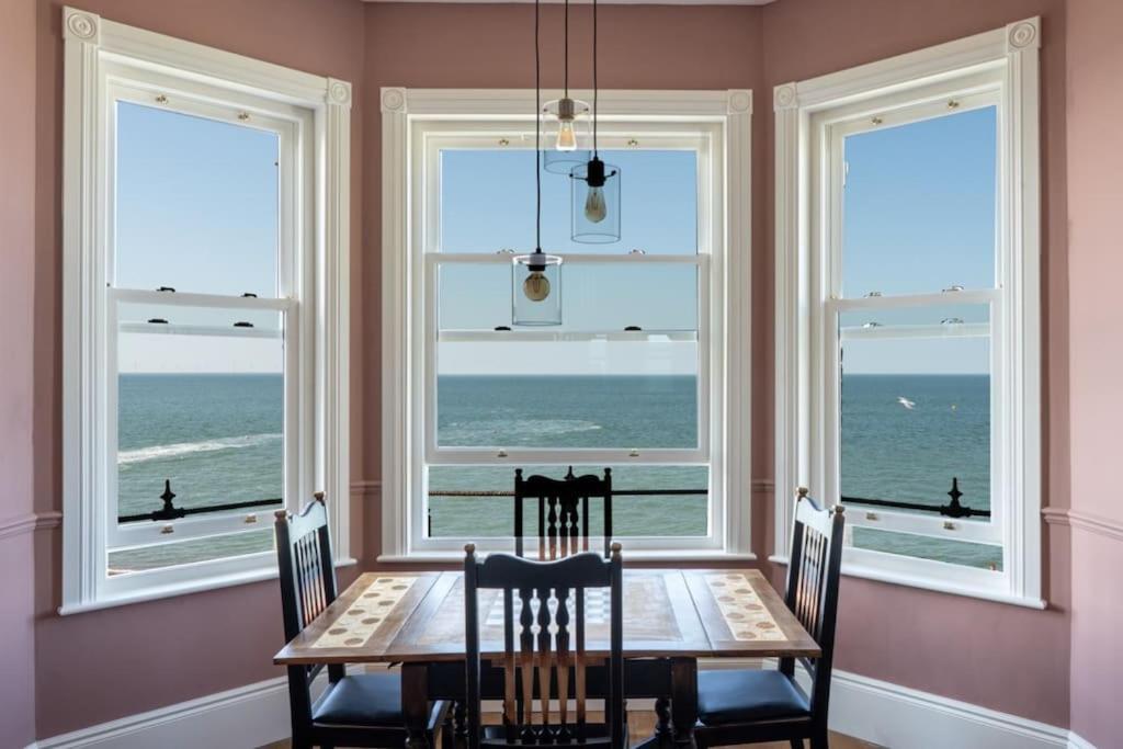 Stylish Beachfront Apartment, Sweeping Ocean Views And Luxury Touches Херн-Бей Экстерьер фото